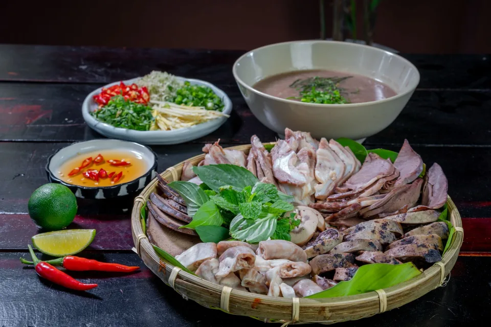 Nhân viên pha chế tại quán