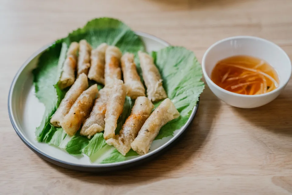 Khu bàn trong nhà